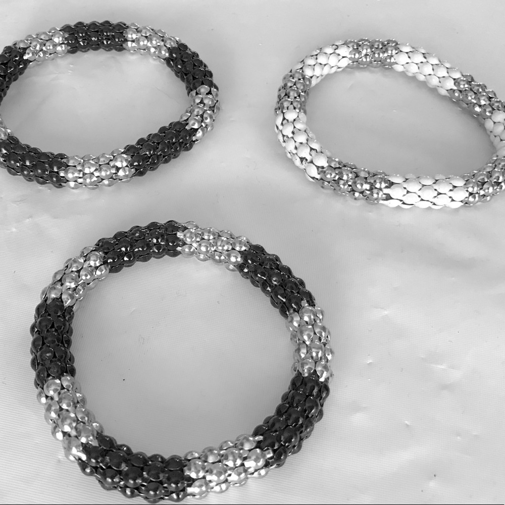 🌷 Beaded Bracelets in Black and White